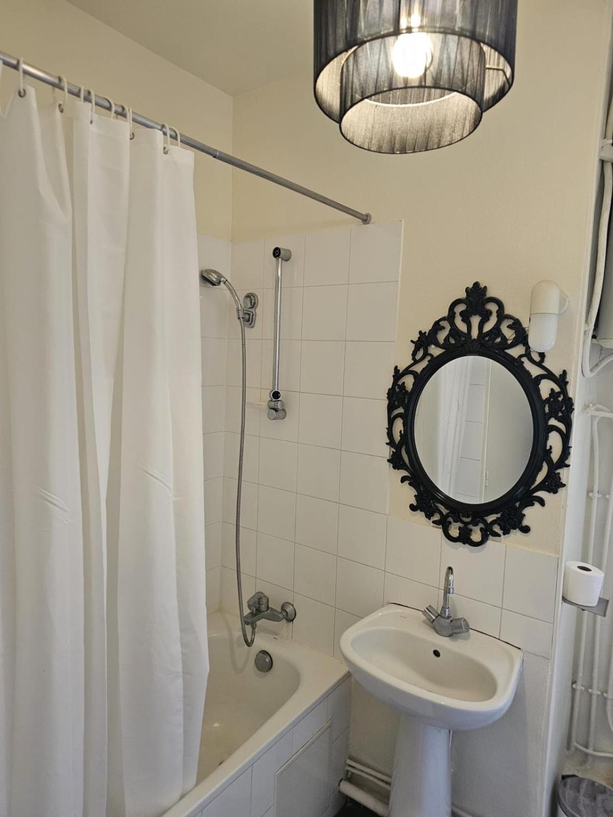 Cozy Apartment In The Heart Of The 10Th Париж Екстериор снимка